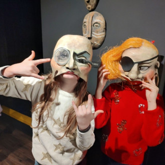 Rozbawione uczennice w maskach teatralnych