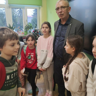 Spotkanie uczniów klasy czwartej z panem widecyrektorem Adamem Kroczkiem