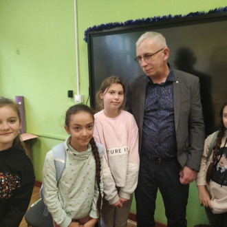Uczniowie klasy czwartej z panem Adamem Kroczkiem