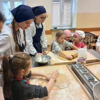 dzieci przygotowują pierniczki