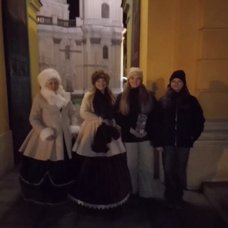 Wolontariusze przed kościołem Dominikanów