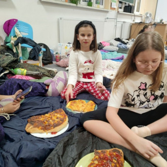 Uczennice ze świeżo upieczoną pizzą