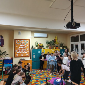 Uczniowie klasy czwartej podczas zabawy integracyjnej