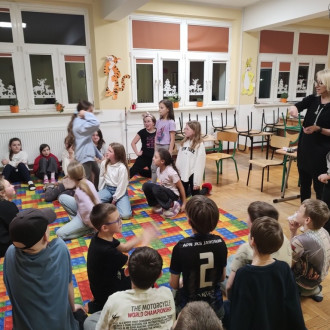 Uczniowie podczas zabawy integrującej zespół klasowy