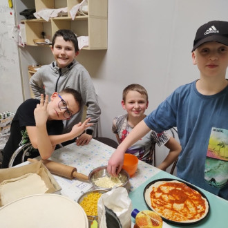 Uczniowie przygotowujący samodzielnie swoją pizzę