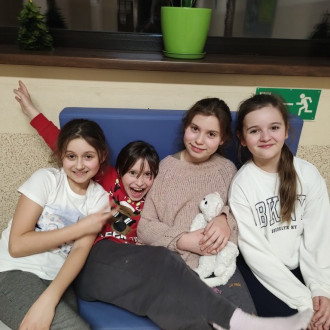 Uśmiechnięte uczennice podczas pierwszej nocy w szkole